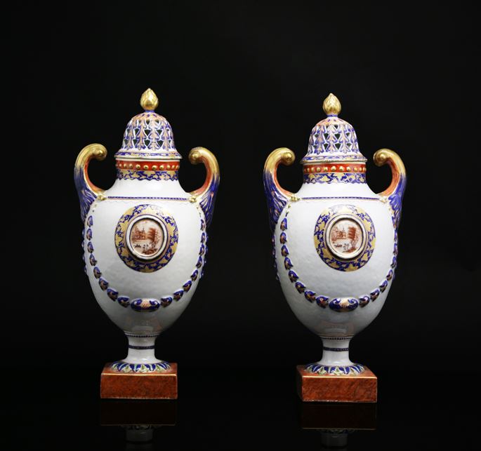 Pair of chinese export porcelain pistol handled urns with reticulated covers | MasterArt